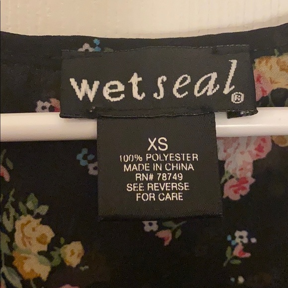 Wet Seal XS Open Back Floral Print Flowy Top - Picture 2 of 5